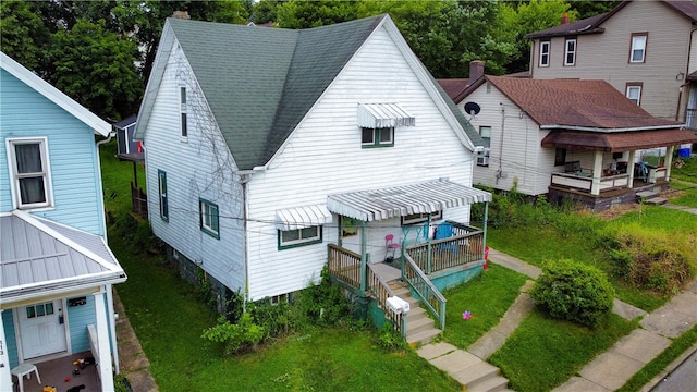 view of front facade with a front lawn