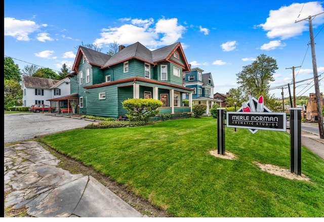 view of front of home featuring a front yard