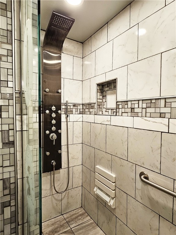 bathroom featuring tiled shower