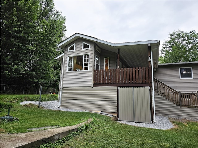 view of front of property featuring a front lawn