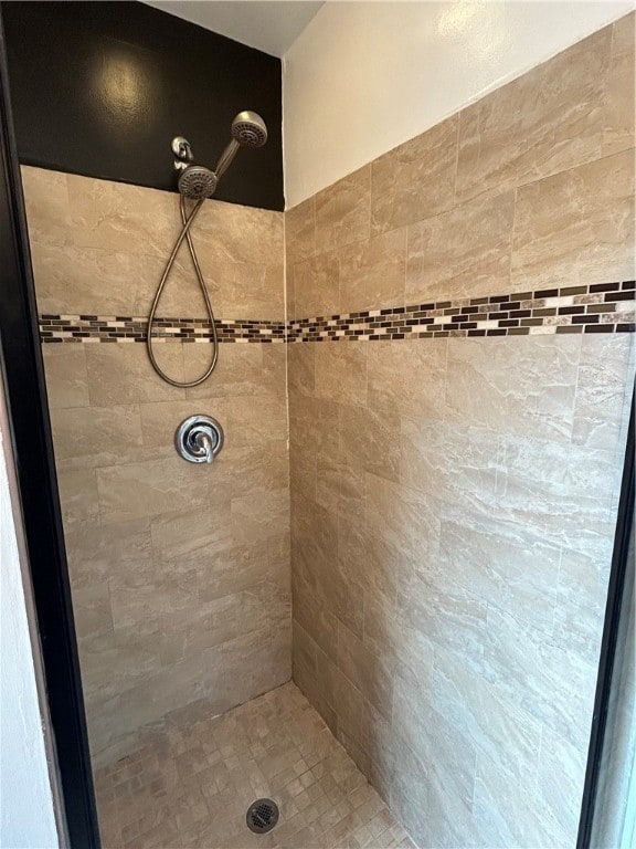 bathroom featuring a tile shower