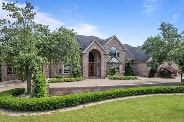 view of front of property featuring a front yard