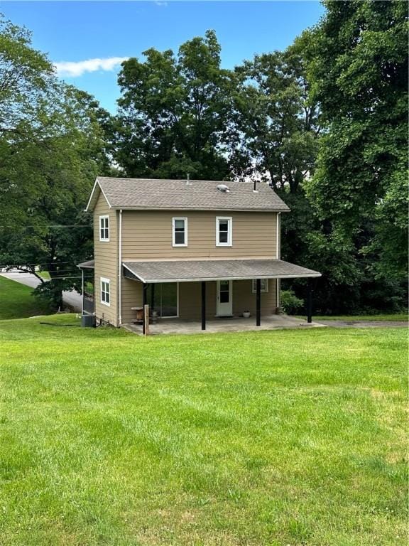 view of front facade featuring a front lawn and a patio