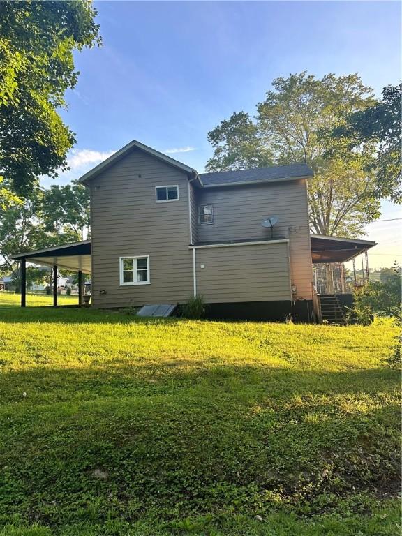 back of house featuring a yard