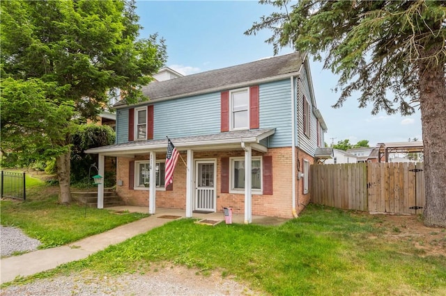 view of front of house featuring a front lawn