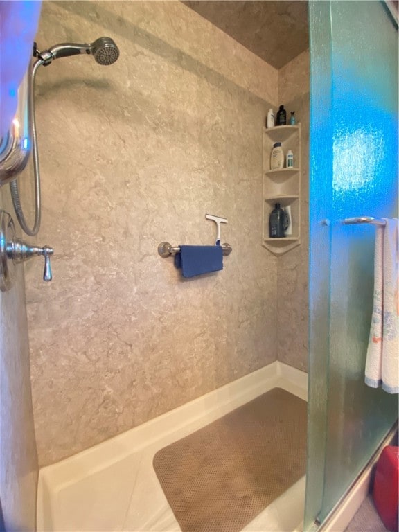 bathroom featuring tiled shower