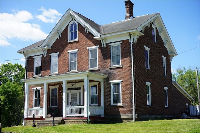 view of front facade with a front lawn and covered porch