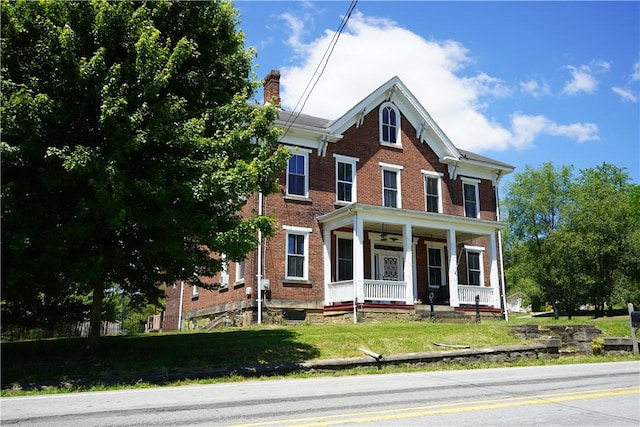 view of front of house featuring a porch and a front lawn