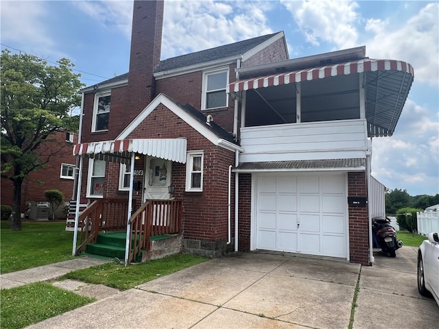 view of front of home with central AC unit, a garage, and a front yard