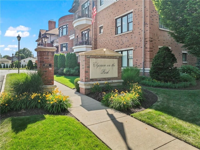 community sign featuring a lawn