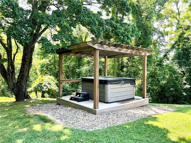 view of yard with a hot tub