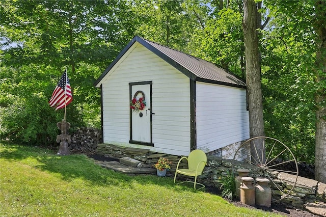 view of outdoor structure featuring a yard