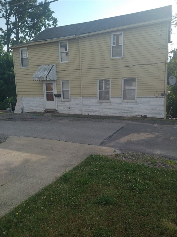 view of front of property featuring a patio area