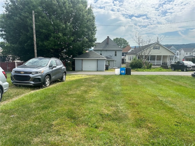 view of yard featuring an outdoor structure and a garage