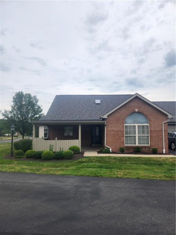 ranch-style home with a front yard