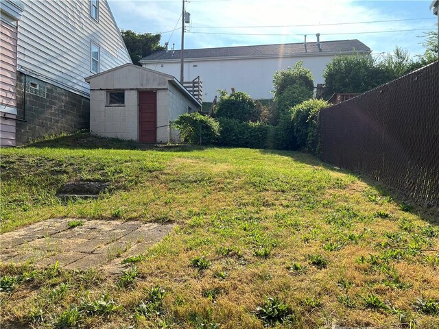 view of yard featuring a shed