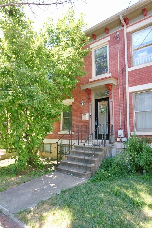 view of front of house with a front lawn