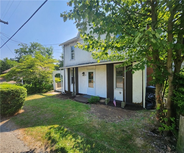 view of front of home featuring a front lawn