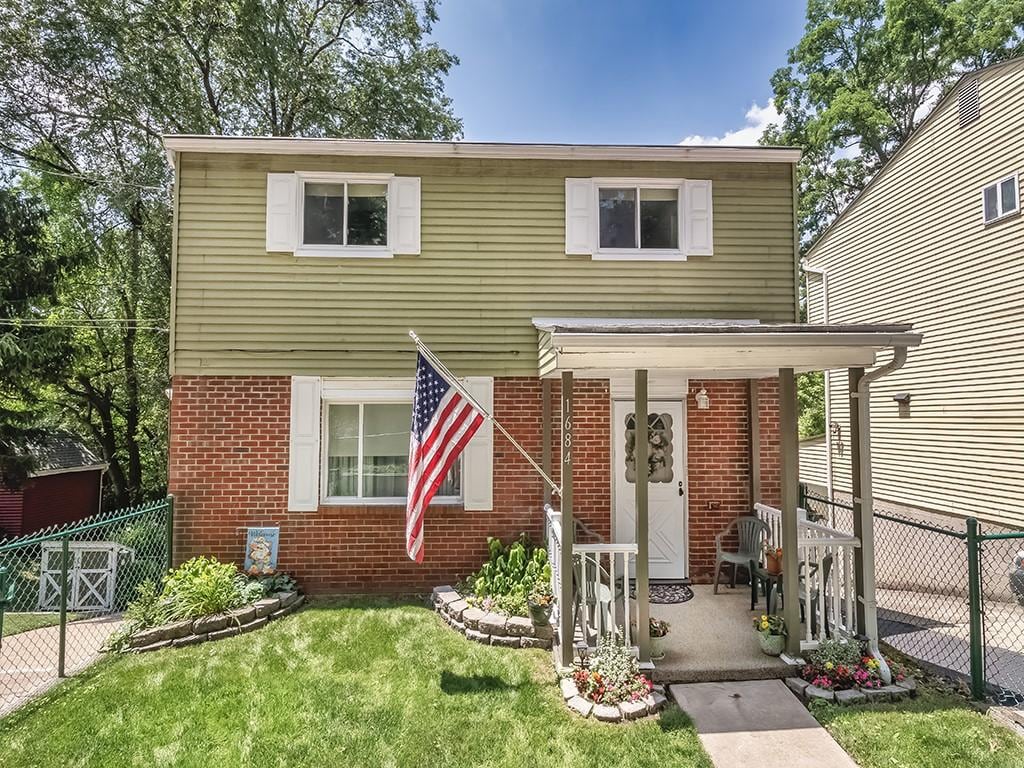 front facade featuring a front yard