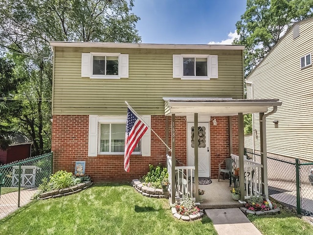 front facade featuring a front yard