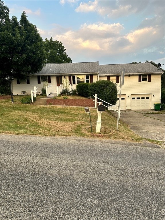 view of front of property featuring a front lawn and a garage