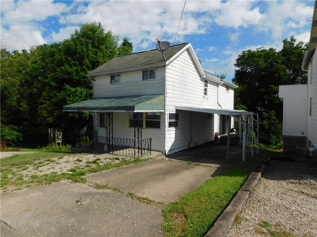 view of front of property featuring a carport