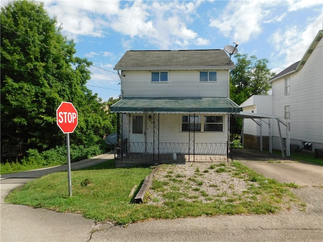 view of front of house featuring a front lawn and covered porch