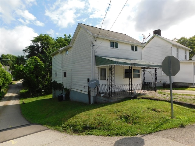 view of front facade featuring a front lawn and a porch