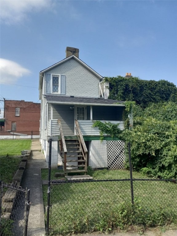 view of front facade featuring a front yard