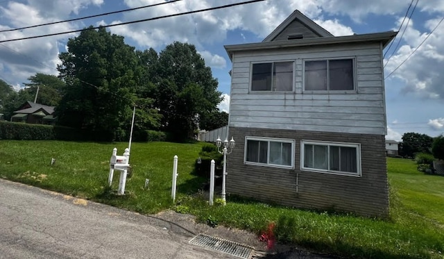 view of front facade with a front yard