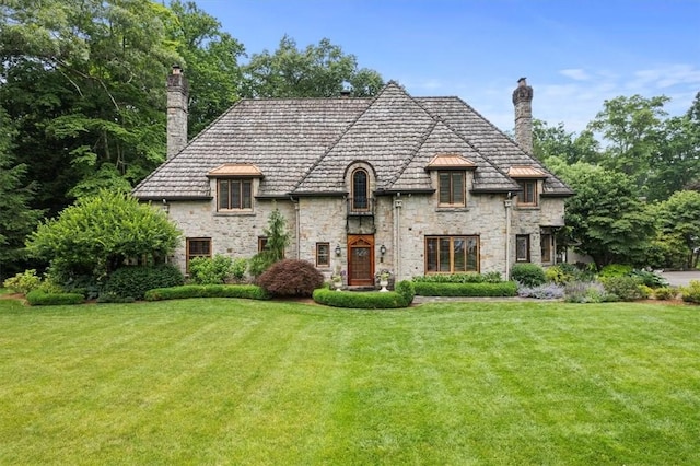 view of front facade featuring a front yard