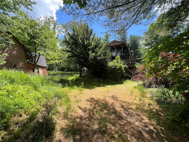 view of yard featuring an outbuilding