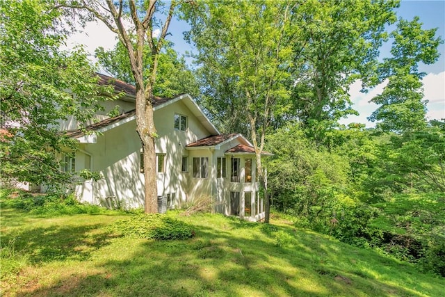 view of side of property featuring a yard