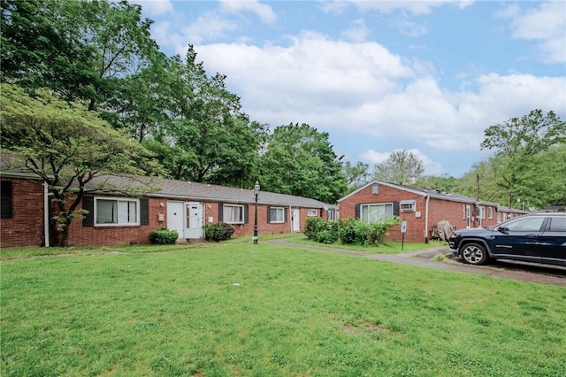 single story home with a front yard