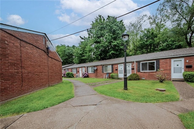 view of front of property with a front yard