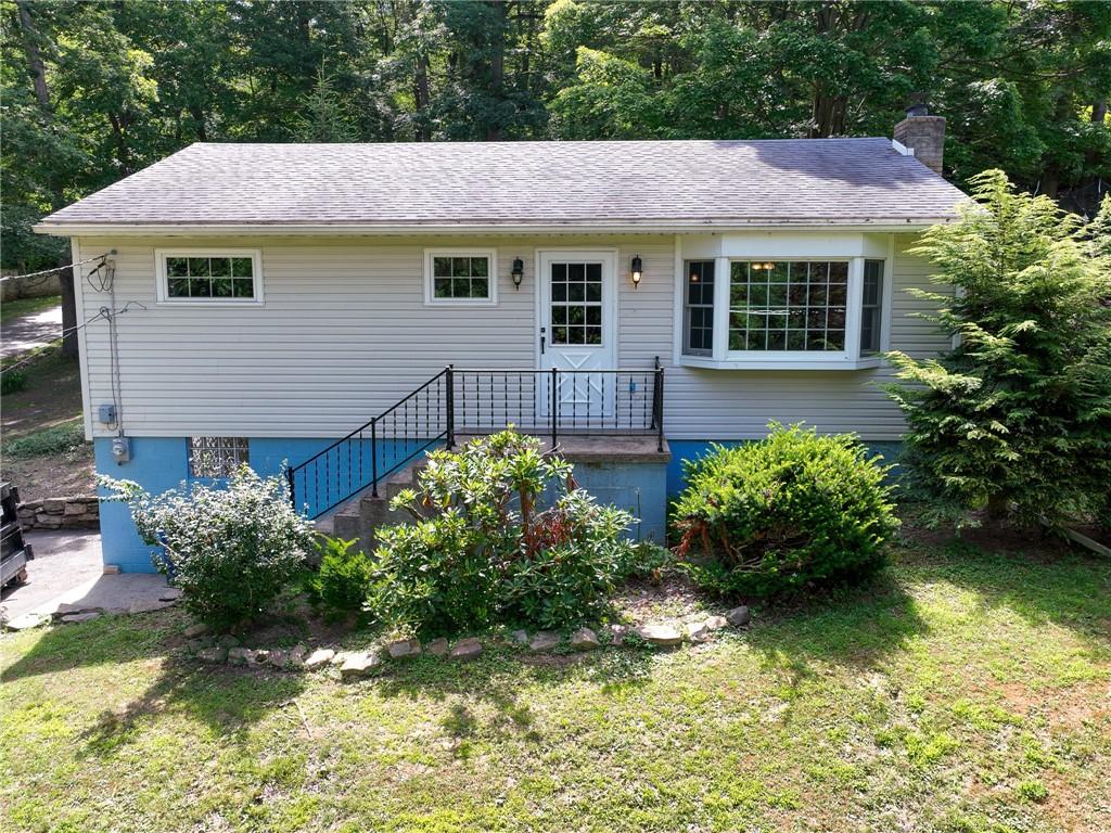 view of front facade featuring a front yard