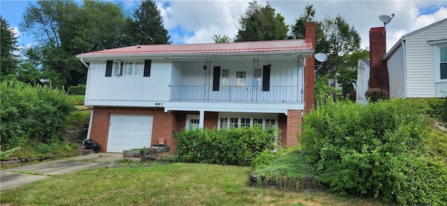 view of front of home with a front yard and a garage