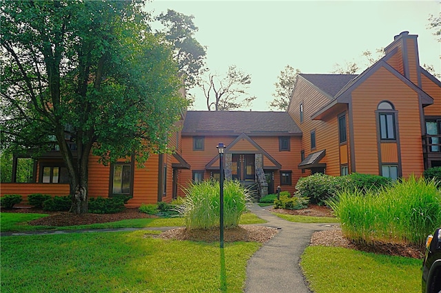 view of front facade with a front yard