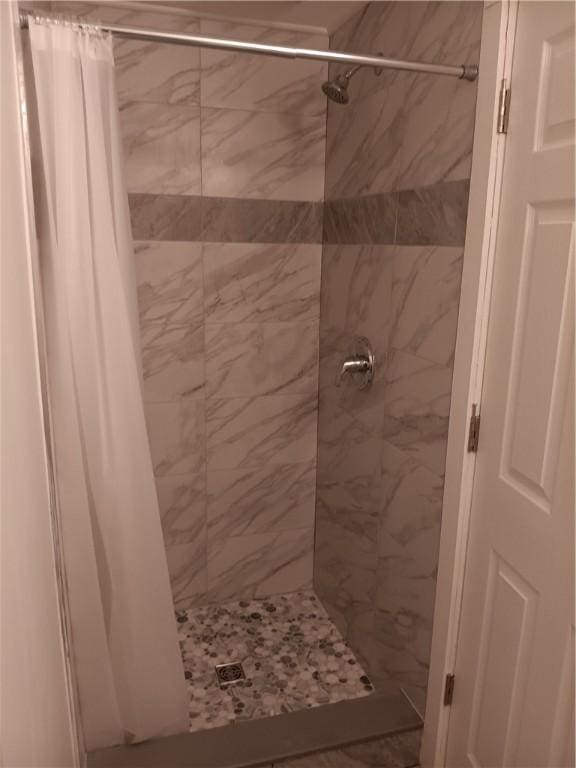 bathroom featuring curtained shower