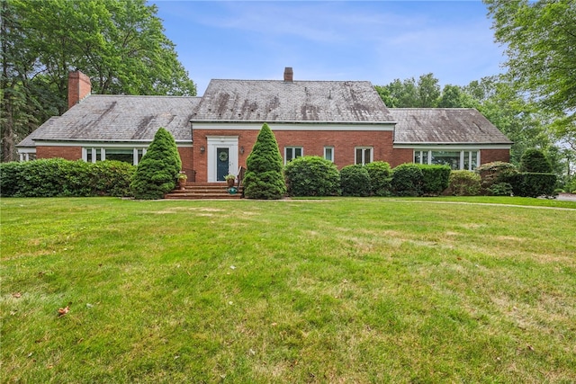 view of front of home featuring a front yard