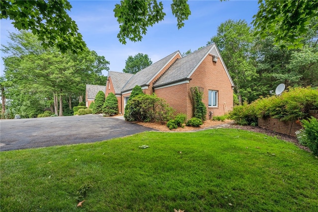 view of front facade featuring a front yard