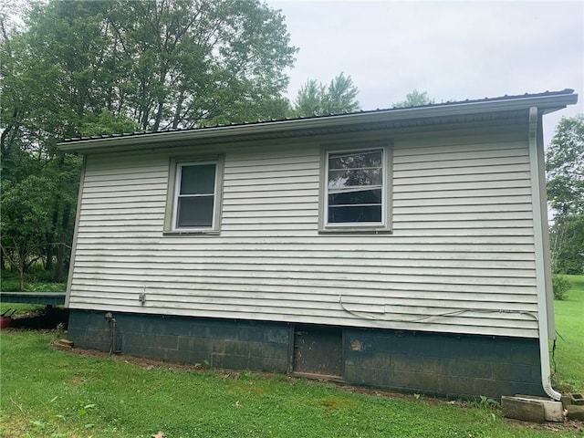 view of side of property featuring a yard