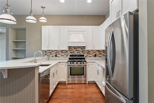 kitchen with stainless steel appliances, kitchen peninsula, premium range hood, backsplash, and dark wood-type flooring