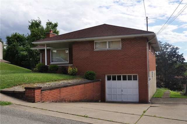 view of front of home featuring a front yard and a garage