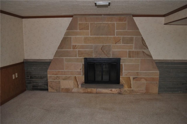 interior details featuring crown molding, carpet floors, and a fireplace