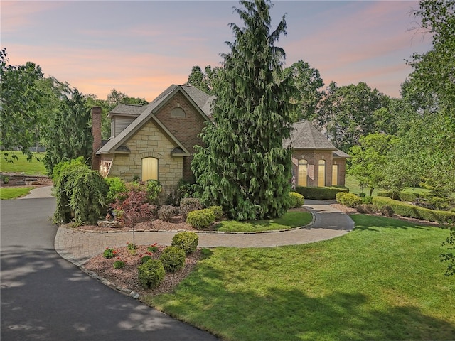 view of front of property featuring a lawn