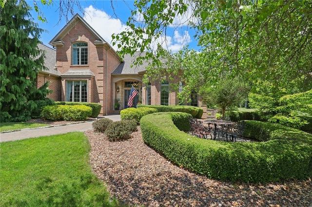 view of front of property featuring a front lawn