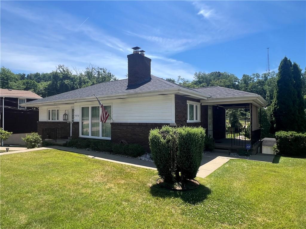 view of front of home with a front yard