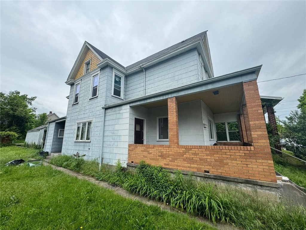 view of front of property with a front yard