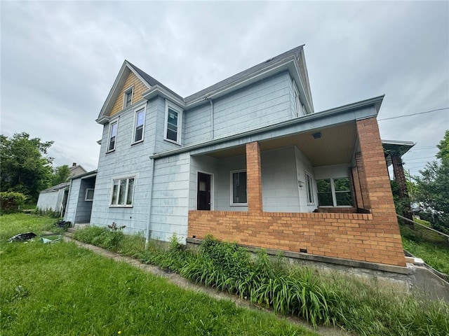 view of front of property with a front yard